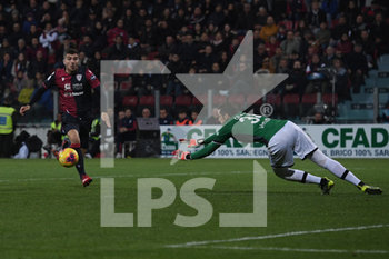 2020-02-01 - il neo acquisto del Cagliari Alberto Paloschi lanciato a rete contro il portiere del Parma Simone Colombi - CAGLIARI VS PARMA - ITALIAN SERIE A - SOCCER