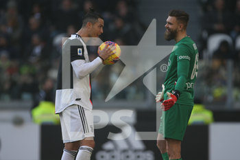 2020-02-02 - Cristiano Ronaldo (Juventus) e Bartolomiej Dragowski (Fiorentina) prima del rigore del 2-0 - JUVENTUS VS FIORENTINA - ITALIAN SERIE A - SOCCER