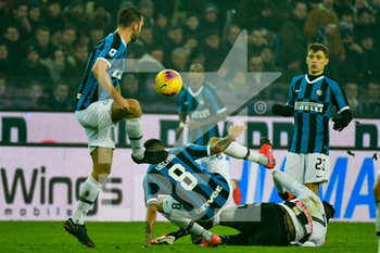 2020-02-02 - azione Matías Vecino dell' Inter e Okaka Stefano dell' Udinese Calcio - UDINESE CALCIO VS FC INTER - ITALIAN SERIE A - SOCCER