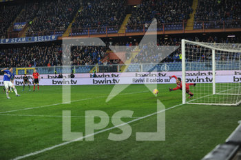 2020-02-03 - Manolo Gabbiadini (Sampdoria), realizza il calcio di rigore Alex Meret (Napoli) - SAMPDORIA VS NAPOLI - ITALIAN SERIE A - SOCCER