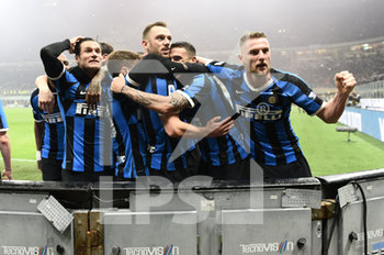 2020-02-09 - L'esultanza di Setfan De Vriij (Inter) dopo il gol del 3-2 - INTER VS MILAN - ITALIAN SERIE A - SOCCER
