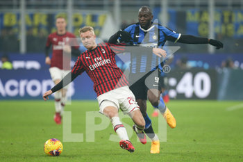 2020-02-09 - Simon Kjaer (Milan) contrastato da Romelu Lukaku (Inter) - INTER VS MILAN - ITALIAN SERIE A - SOCCER