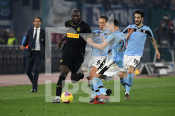 2020-02-16 - Romelu Lukaku (Inter) e Lucas Leiva (Lazio) - LAZIO VS INTER - ITALIAN SERIE A - SOCCER