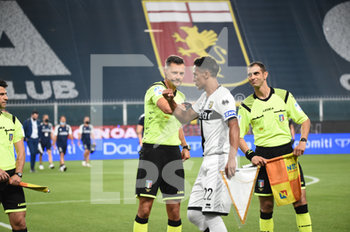 2020-06-23 - L'arbitro Giacomelli e Alves Bruno (Parma) - GENOA VS PARMA - ITALIAN SERIE A - SOCCER
