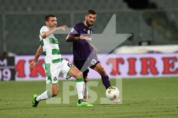 2020-07-01 - Patrick Cutrone (Fiorentina) contrastato da Mehdi Bourabia (Sassuolo) - FIORENTINA VS SASSUOLO - ITALIAN SERIE A - SOCCER