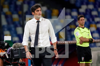 2020-07-05 - Paulo Fonseca head coach of Roma looks on during match Serie A TIM between SSC Napoli and AS Roma on July 05 2020 in Naples (Italy) at San Paolo Stadium Photo LPS/MARCO IORIO - NAPOLI VS ROMA - ITALIAN SERIE A - SOCCER