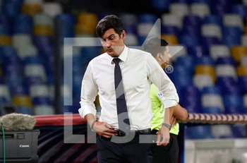 2020-07-05 - Paulo Fonseca head coach of Roma looks on during match Serie A TIM between SSC Napoli and AS Roma on July 05 2020 in Naples (Italy) at San Paolo Stadium Photo LPS/MARCO IORIO - NAPOLI VS ROMA - ITALIAN SERIE A - SOCCER