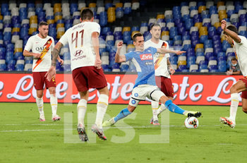 2020-07-05 - Arkadiusz Milik (R) of Napoli in action during match Serie A TIM between SSC Napoli and AS Roma on July 05 2020 in Naples (Italy) at San Paolo Stadium Photo LPS/MARCO IORIO - NAPOLI VS ROMA - ITALIAN SERIE A - SOCCER