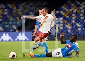 2020-07-05 - Henrikh Mkhitaryan of Roma and Kalidou Koulibaly of Napoli in action during match Serie A TIM between SSC Napoli and AS Roma on July 05 2020 in Naples (Italy) at San Paolo Stadium Photo LPS/MARCO IORIO - NAPOLI VS ROMA - ITALIAN SERIE A - SOCCER