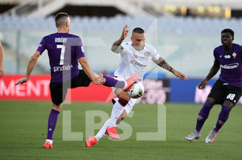 2020-07-08 - Radja Nainggolan of Cagliari Calcio in action against Franck Ribery of ACF Fiorentina - FIORENTINA VS CAGLIARI - ITALIAN SERIE A - SOCCER