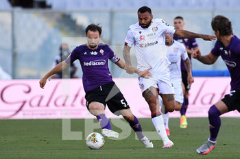 2020-07-08 - Milan Badelj of ACF Fiorentina in action against Joao Pedro of Cagliari Calcio  - FIORENTINA VS CAGLIARI - ITALIAN SERIE A - SOCCER