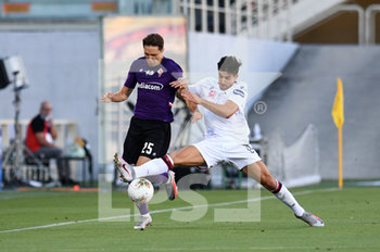 2020-07-08 - federico Chiesa of ACF Fiorentina in action against Giovanni Simeone of Cagliari Calcio  - FIORENTINA VS CAGLIARI - ITALIAN SERIE A - SOCCER