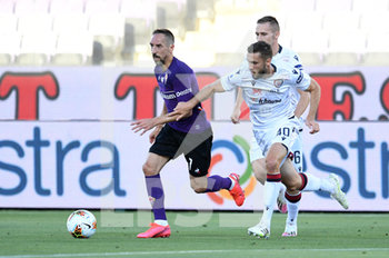 2020-07-08 - Franck Ribery of ACF Fiorentina in action against Sebastian Walukiewicz of Cagliari Calcio  - FIORENTINA VS CAGLIARI - ITALIAN SERIE A - SOCCER