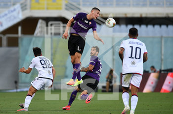 2020-07-08 - Nikola Milenkovic of ACF Fiorentina in action against Giovanni Simeone of Cagliari Calcio  - FIORENTINA VS CAGLIARI - ITALIAN SERIE A - SOCCER