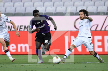 2020-07-08 - Alfred Duncan of ACF Fiorentina in action against Nahitan Nandez of Cagliari Calcio  - FIORENTINA VS CAGLIARI - ITALIAN SERIE A - SOCCER