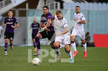 2020-07-08 - Dusan Vlahovic of ACF Fiorentina in action against Ragnar Klavanof Cagliari Calcio  - FIORENTINA VS CAGLIARI - ITALIAN SERIE A - SOCCER