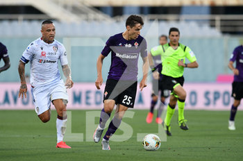 2020-07-08 - Federico Chiesa of ACF Fiorentina in action against Radja Nainggolan of Cagliari Calcio  - FIORENTINA VS CAGLIARI - ITALIAN SERIE A - SOCCER