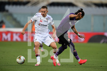 2020-07-08 - Marko Rog of Cagliari Calcio in action against Martin Caceres of ACF Fiorentina - FIORENTINA VS CAGLIARI - ITALIAN SERIE A - SOCCER