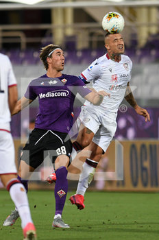 2020-07-08 - Radja Nainggolan of Cagliari Calcio in action against Dusan Vlahovic of ACF Fiorentina - FIORENTINA VS CAGLIARI - ITALIAN SERIE A - SOCCER