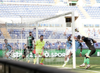 2020-07-11 - Francesco Caputo of Sassuolo scores the winning goal during match Serie A TIM between SS Lazio and US Sassuolo on July 11 2020 in Rome (Italy) at Olimpico Stadium Photo LPS/MARCO IORIO - LAZIO VS SASSUOLO - ITALIAN SERIE A - SOCCER