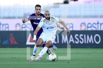 2020-07-12 - Sofyan Amrabat of Hellas Verona in action against Gaetano Castrovilli of ACF Fiorentina  - FIORENTINA VS HELLAS VERONA - ITALIAN SERIE A - SOCCER