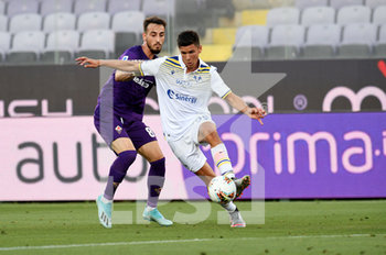 2020-07-12 - Matteo Pessina of Hellas Verona in action against Gaetano Castrovilli of ACF Fiorentina  - FIORENTINA VS HELLAS VERONA - ITALIAN SERIE A - SOCCER