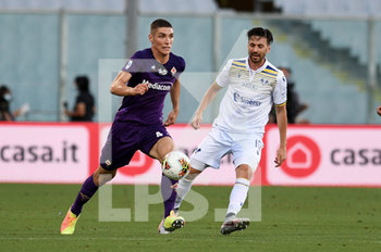 2020-07-12 - Nikola Milenkovicof ACF Fiorentina in action against Samuel Di Carmine of Hellas Verona  - FIORENTINA VS HELLAS VERONA - ITALIAN SERIE A - SOCCER