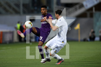2020-07-12 - Dalbert of ACF Fiorentina in action against Davide Faraoni of Hellas Verona  - FIORENTINA VS HELLAS VERONA - ITALIAN SERIE A - SOCCER