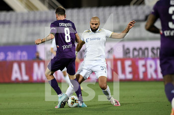 2020-07-12 - Sofyan Amrabat of Hellas Verona in action against Gaetano Castrovilli of ACF Fiorentina  - FIORENTINA VS HELLAS VERONA - ITALIAN SERIE A - SOCCER
