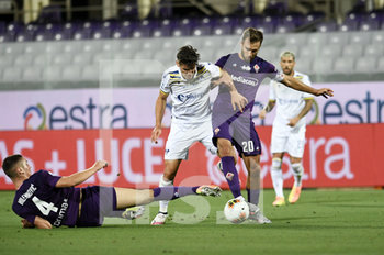 2020-07-12 - Mariusz Stepinski of Hellas Verona in action against German Pezzella of ACF Fiorentina  - FIORENTINA VS HELLAS VERONA - ITALIAN SERIE A - SOCCER