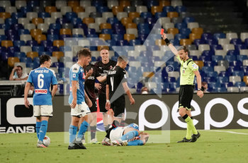 2020-07-12 - Referee shows a red card during the during match Serie A TIM between SSC Napoli and AC Milan on July 12,2020 in Naples (Italy) at San Paolo Stadium Photo LPS/MARCO IORIO - NAPOLI VS MILAN - ITALIAN SERIE A - SOCCER