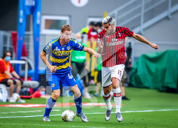 2020-07-15 - Dejan Kulusevski of Parma Calcio fights for the ball against Theo Hernandez of AC Milan during the Serie A 2019/20 match between AC Milan vs Parma Calcio at the San Siro Stadium, Milan, Italy on July 15, 2020 - Photo Fabrizio Carabelli - MILAN VS PARMA - ITALIAN SERIE A - SOCCER