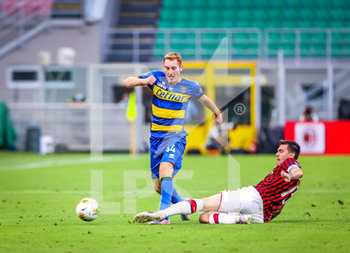 2020-07-15 - Dejan Kulusevski of Parma Calcio fights for the ball against Alessio Romagnoli of AC Milan during the Serie A 2019/20 match between AC Milan vs Parma Calcio at the San Siro Stadium, Milan, Italy on July 15, 2020 - Photo Fabrizio Carabelli - MILAN VS PARMA - ITALIAN SERIE A - SOCCER