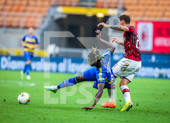 2020-07-15 - Yann Karamoh of Parma Calcio fights for the ball against Lucas Biglia of AC Milan during the Serie A 2019/20 match between AC Milan vs Parma Calcio at the San Siro Stadium, Milan, Italy on July 15, 2020 - Photo Fabrizio Carabelli - MILAN VS PARMA - ITALIAN SERIE A - SOCCER