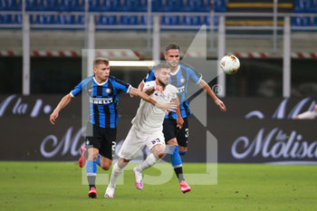 2020-07-22 - Patrick Cutrone (Fiorentina) e Nicolò Barella (Inter) - INTER VS FIORENTINA - ITALIAN SERIE A - SOCCER