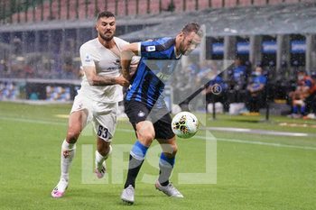 2020-07-22 - Stefan de Vrij (Inter) e Patrick Cutrone (Fiorentina) - INTER VS FIORENTINA - ITALIAN SERIE A - SOCCER