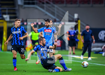 2020-07-28 - Stefan de Vrij of FC Internazionale fights for the ball against Lorenzo Insigne of SSC Napoli during the Serie A 2019/20 match between FC Internazionale vs SSC Napoli at the San Siro Stadium, Milan, Italy on July 28, 2020 - Photo Fabrizio Carabelli - INTER VS NAPOLI - ITALIAN SERIE A - SOCCER