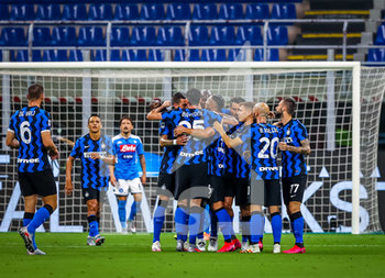 2020-07-28 - Danilo D'Ambrosio of FC Internazionale celebrates with his teammates during the Serie A 2019/20 match between FC Internazionale vs SSC Napoli at the San Siro Stadium, Milan, Italy on July 28, 2020 - Photo Fabrizio Carabelli - INTER VS NAPOLI - ITALIAN SERIE A - SOCCER