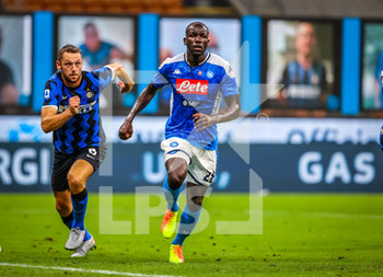 2020-07-28 - Kalidou Koulibaly of SSC Napoli fights for the ball against Stefan de Vrij of FC Internazionale during the Serie A 2019/20 match between FC Internazionale vs SSC Napoli at the San Siro Stadium, Milan, Italy on July 28, 2020 - Photo Fabrizio Carabelli - INTER VS NAPOLI - ITALIAN SERIE A - SOCCER