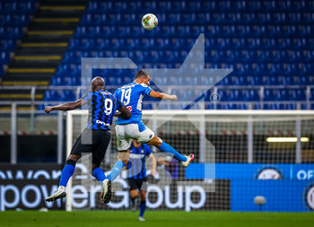 2020-07-28 - Nikola Maksimovic of SSC Napoli fights for the ball against Romelu Lukaku of FC Internazionale during the Serie A 2019/20 match between FC Internazionale vs SSC Napoli at the San Siro Stadium, Milan, Italy on July 28, 2020 - Photo Fabrizio Carabelli - INTER VS NAPOLI - ITALIAN SERIE A - SOCCER