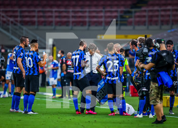 2020-07-28 - FC Internazionale team cooling break during the Serie A 2019/20 match between FC Internazionale vs SSC Napoli at the San Siro Stadium, Milan, Italy on July 28, 2020 - Photo Fabrizio Carabelli - INTER VS NAPOLI - ITALIAN SERIE A - SOCCER