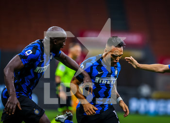 2020-07-28 - Lautaro Martinez of FC Internazionale celebrates with his teammates during the Serie A 2019/20 match between FC Internazionale vs SSC Napoli at the San Siro Stadium, Milan, Italy on July 28, 2020 - Photo Fabrizio Carabelli - INTER VS NAPOLI - ITALIAN SERIE A - SOCCER