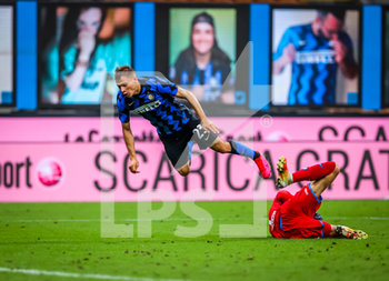 2020-07-28 - Nicolo Barella of FC Internazionale fights for the ball against Alex Meret of SSC Napoli during the Serie A 2019/20 match between FC Internazionale vs SSC Napoli at the San Siro Stadium, Milan, Italy on July 28, 2020 - Photo Fabrizio Carabelli - INTER VS NAPOLI - ITALIAN SERIE A - SOCCER