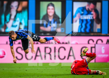 2020-07-28 - Nicolo Barella of FC Internazionale fights for the ball against Alex Meret of SSC Napoli during the Serie A 2019/20 match between FC Internazionale vs SSC Napoli at the San Siro Stadium, Milan, Italy on July 28, 2020 - Photo Fabrizio Carabelli - INTER VS NAPOLI - ITALIAN SERIE A - SOCCER