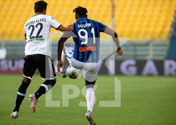 2020-07-28 - Duvan Zapata (Atalanta) e Bruno Alves (Parma Calcio) - PARMA VS ATALANTA - ITALIAN SERIE A - SOCCER
