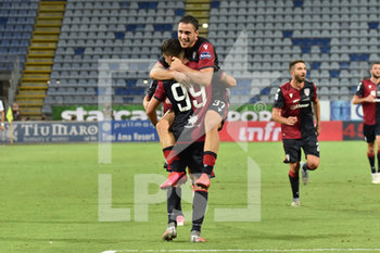 2020-07-29 - Giovanni Simeone of Cagliari Calcio, Esultanza, Celebration after scoring goal, Luca Gagliano of Cagliari Calcio - CAGLIARI VS JUVENTUS - ITALIAN SERIE A - SOCCER