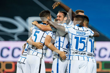 2020-08-01 - Danilo D'Ambrosio (FC Internazionale) festeggia dopo il gol del vantaggio con la squadra - ATALANTA VS INTER - ITALIAN SERIE A - SOCCER
