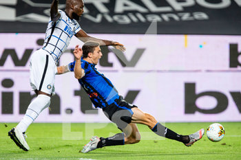 2020-08-01 - Romelu Lukaku (FC Internazionale) e Mattia Caldara (Atalanta) - ATALANTA VS INTER - ITALIAN SERIE A - SOCCER