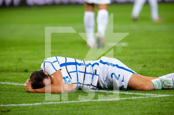 2020-08-01 - Diego Godin (FC Internazionale) a terra dopo un contrasto di gioco - ATALANTA VS INTER - ITALIAN SERIE A - SOCCER
