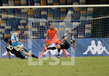 2020-08-01 - The foul of penalty granted to Napoli during the match Serie A TIM between SSC Napoli and SS Lazio on August 1, 2020 in Naples (Italy) at San Paolo Stadium Photo LPS/MARCO IORIO - NAPOLI VS LAZIO - ITALIAN SERIE A - SOCCER